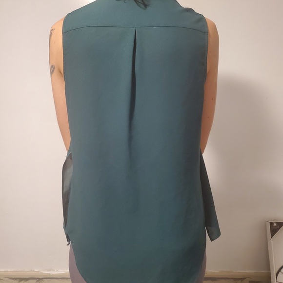 Scarf-esque sleeveless button up - Picture 6 of 7